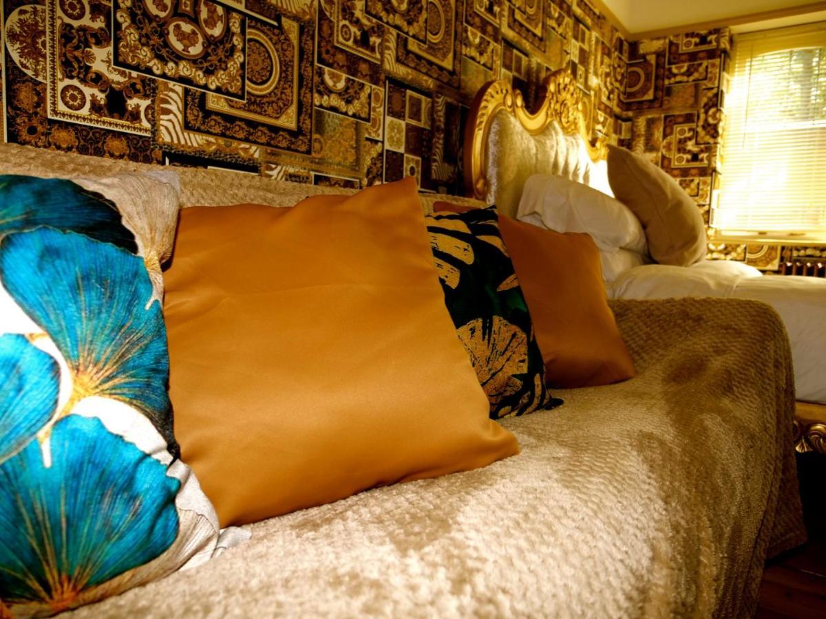 Deluxe 2 Bed Versace Bungalow Hot Tub, Sky Tv, Cinema Screen Saffron Walden Exterior foto