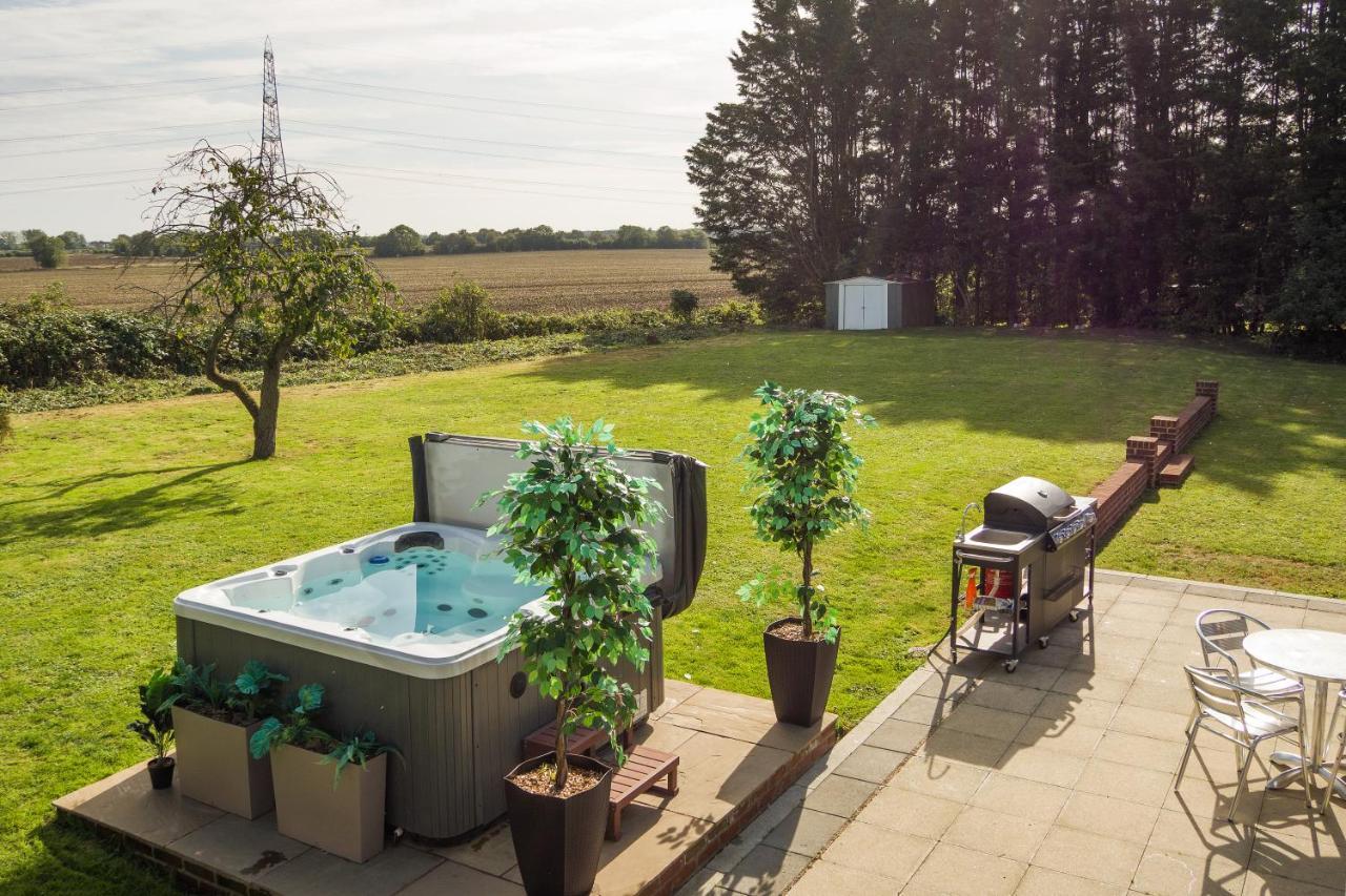 Deluxe 2 Bed Versace Bungalow Hot Tub, Sky Tv, Cinema Screen Saffron Walden Exterior foto