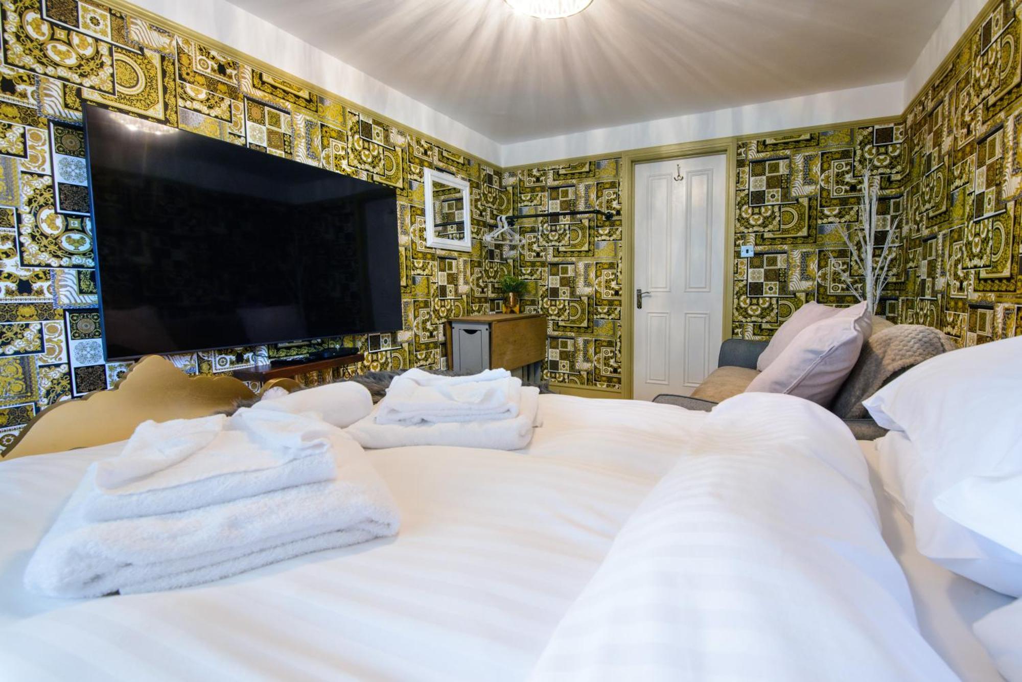 Deluxe 2 Bed Versace Bungalow Hot Tub, Sky Tv, Cinema Screen Saffron Walden Exterior foto